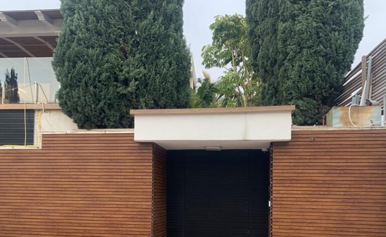 גדר אלומיניום אטומה בחזית בית פרטי